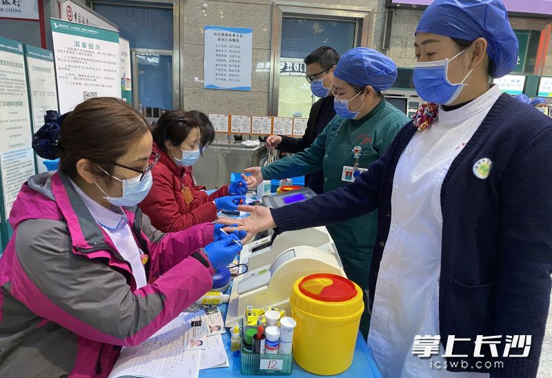 今日，湖南省第二人民医院120余名医务人员积极参与无偿献血。