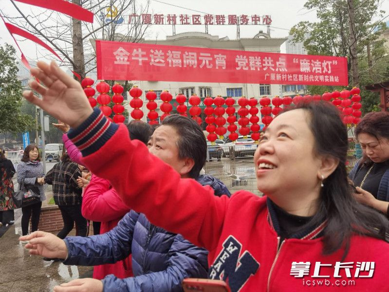 参与活动者正在猜灯谜，学习传统文化。