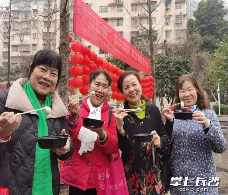 赤岭路广厦新村居民朋友共品汤圆。