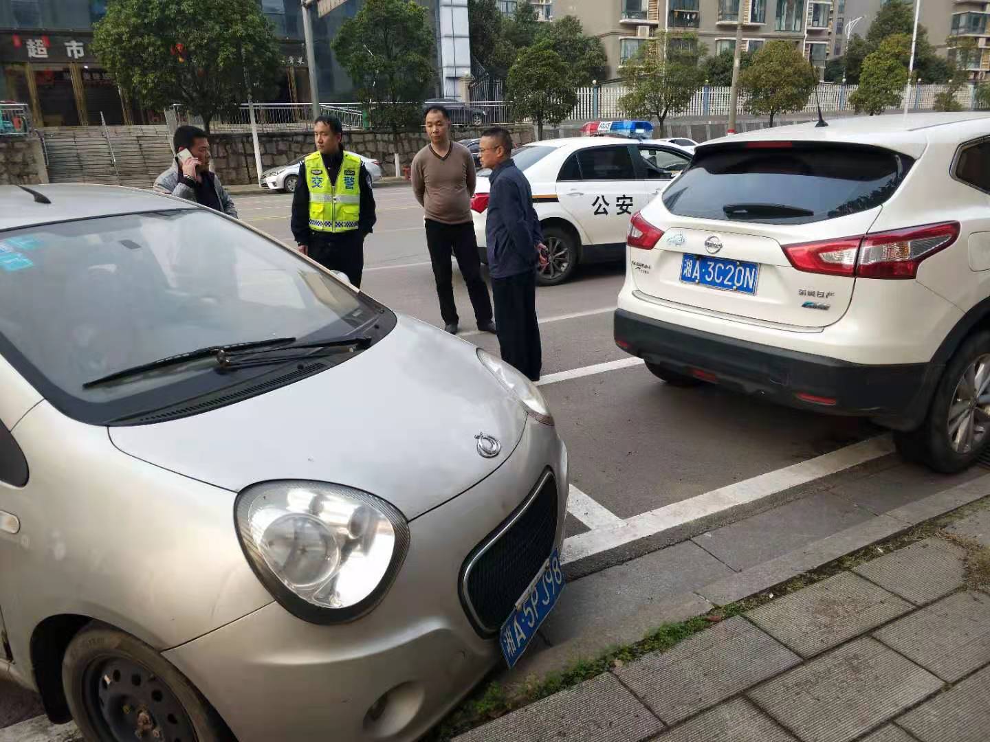 桂花坪街道清理乌塘路上僵尸车。长沙晚报全媒体记者 王斌 摄