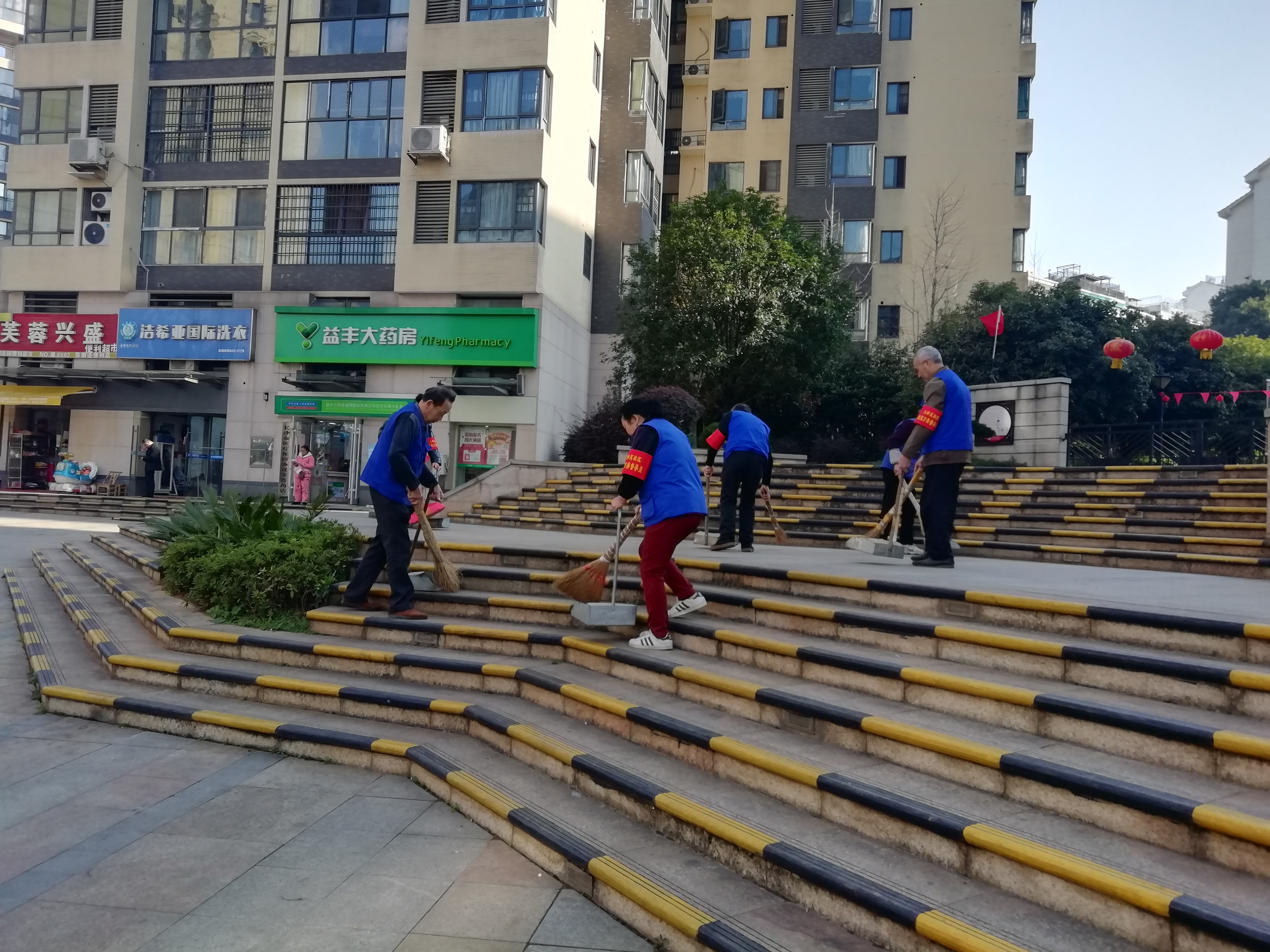 天心区组织各小区物业、党员、志愿者开展大扫除活动，奋战一个月，环境大提质。长沙晚报全媒体记者 王斌 摄