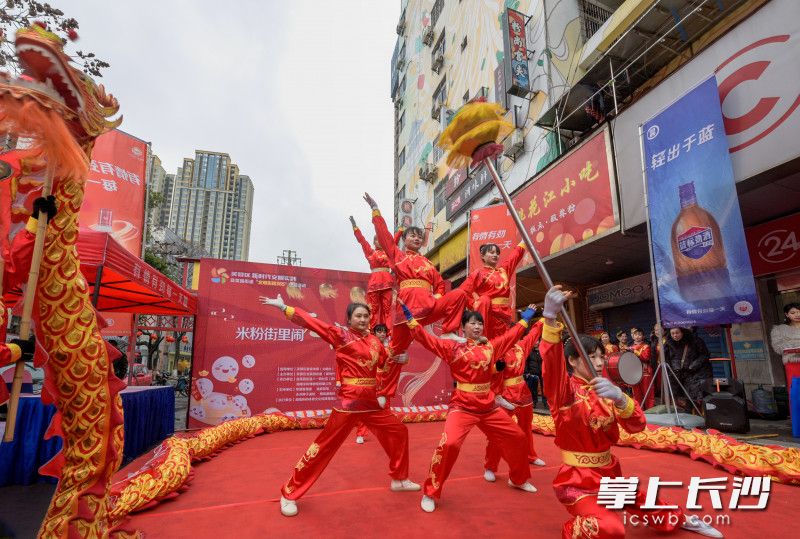 湖南米粉街里闹元宵。均为长沙晚报全媒体记者 陈飞 摄