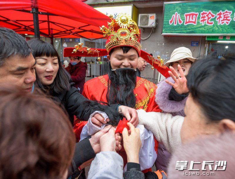 “财神爷”派发红包。