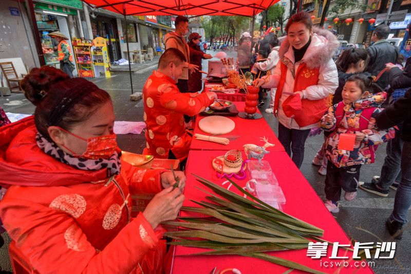 “老长沙”手工艺摊位前吸引了小朋友。