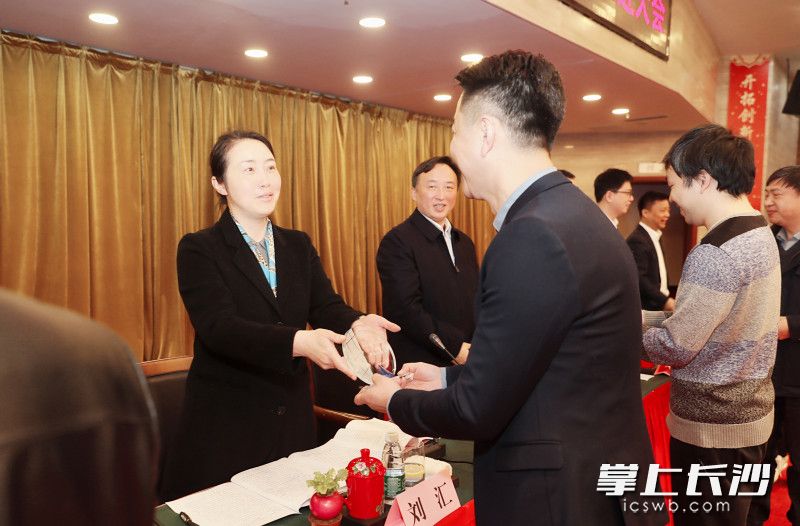 天心区委书记刘汇向获奖者颁奖。杨威 摄