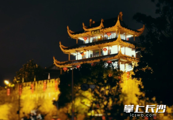 天心阁点起灯笼。长沙晚报全媒体记者 王斌 摄