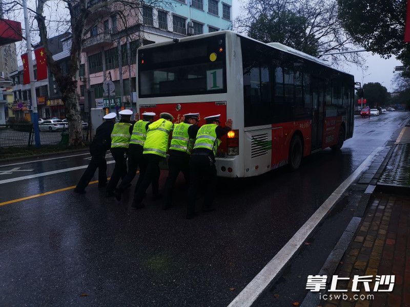 宁乡市交警大队玉潭中队帮助抛锚公交车。