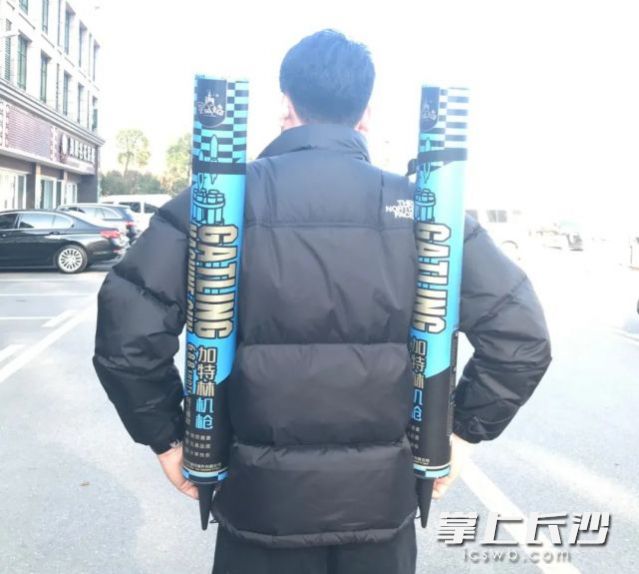 “加特林”烟花受到年轻人的追捧。