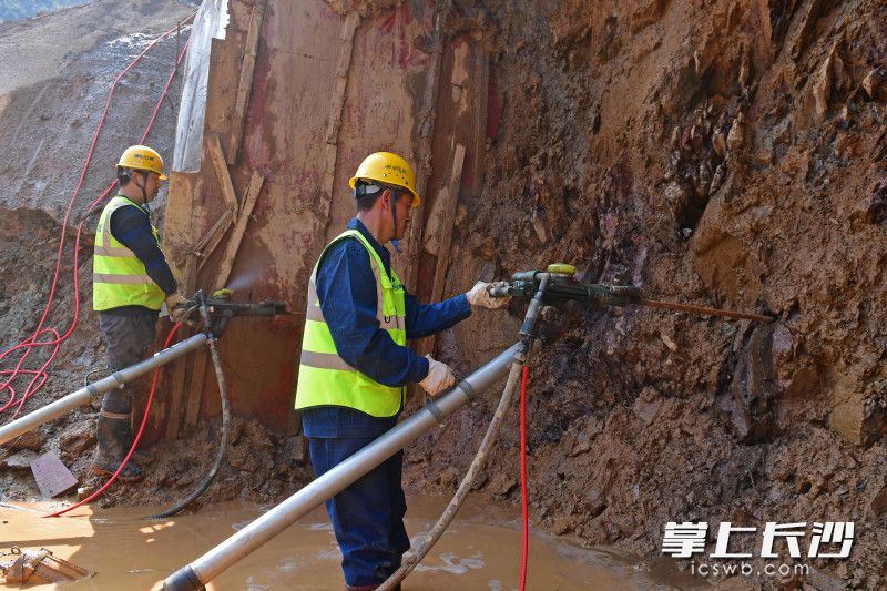 在椒花水库供水工程蕉溪岭隧洞1号施工支洞现场，工人们正在进行支洞开挖。