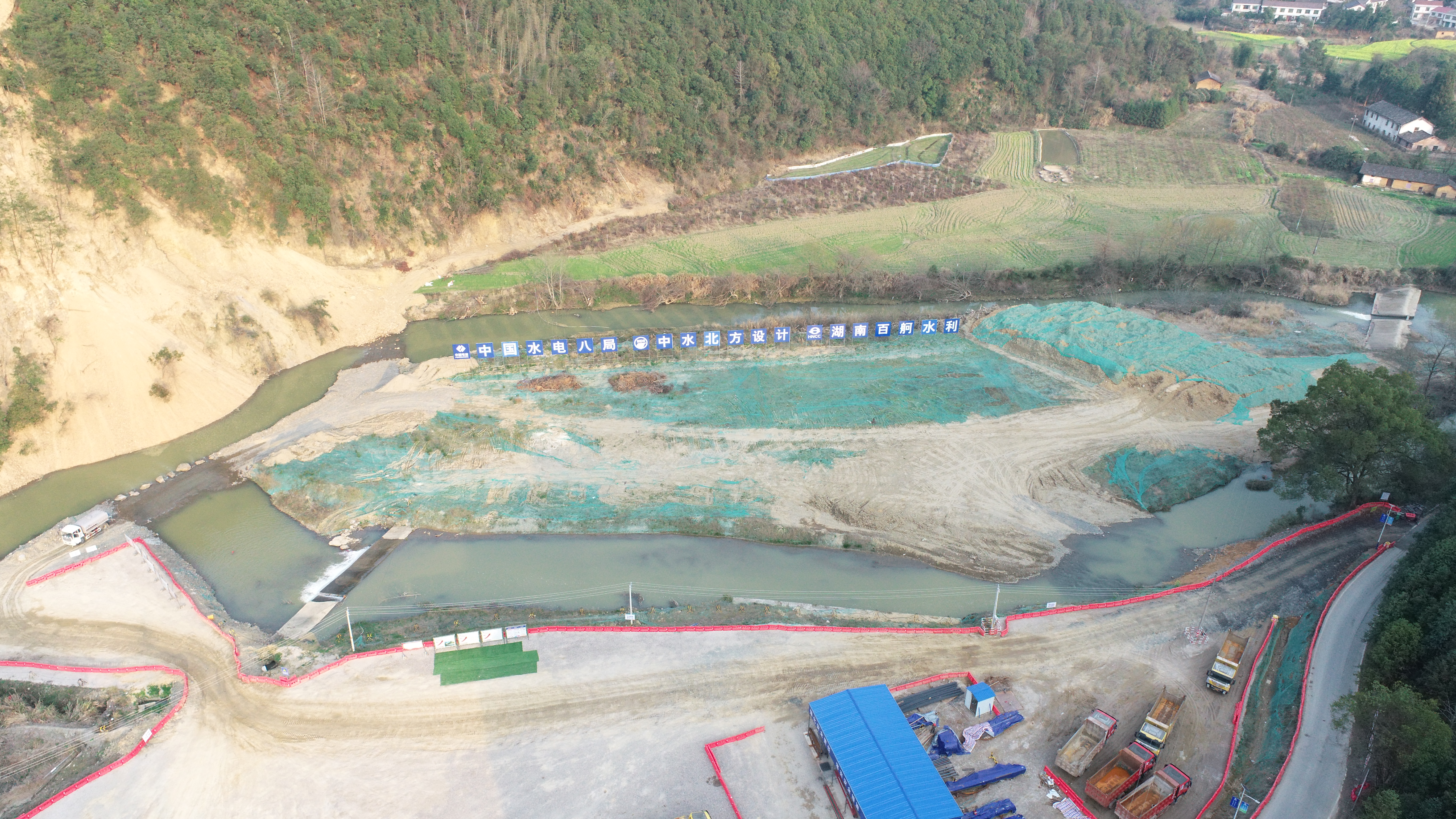 目前，椒花水库已全面拉开建设大幕。图为水库枢纽工程所在地，现场正在进行围堰、导流洞等施工。长沙晚报全媒体记者 王志伟 通讯员 吴杰 摄影报道