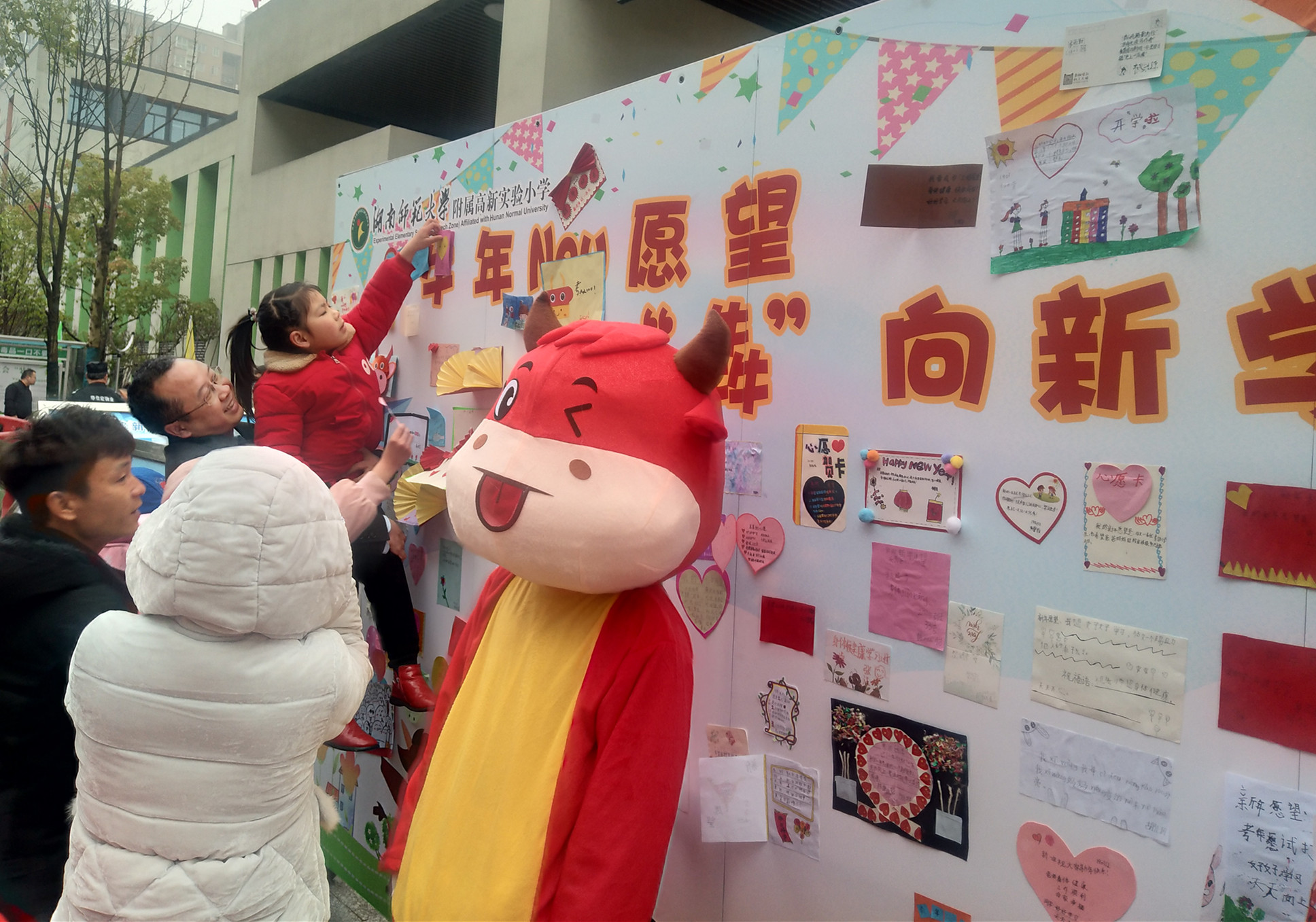 孩子们在“心愿墙”上贴上自己的“心愿卡”。均为长沙晚报全媒体记者 陈良  通讯员 李娴静 摄