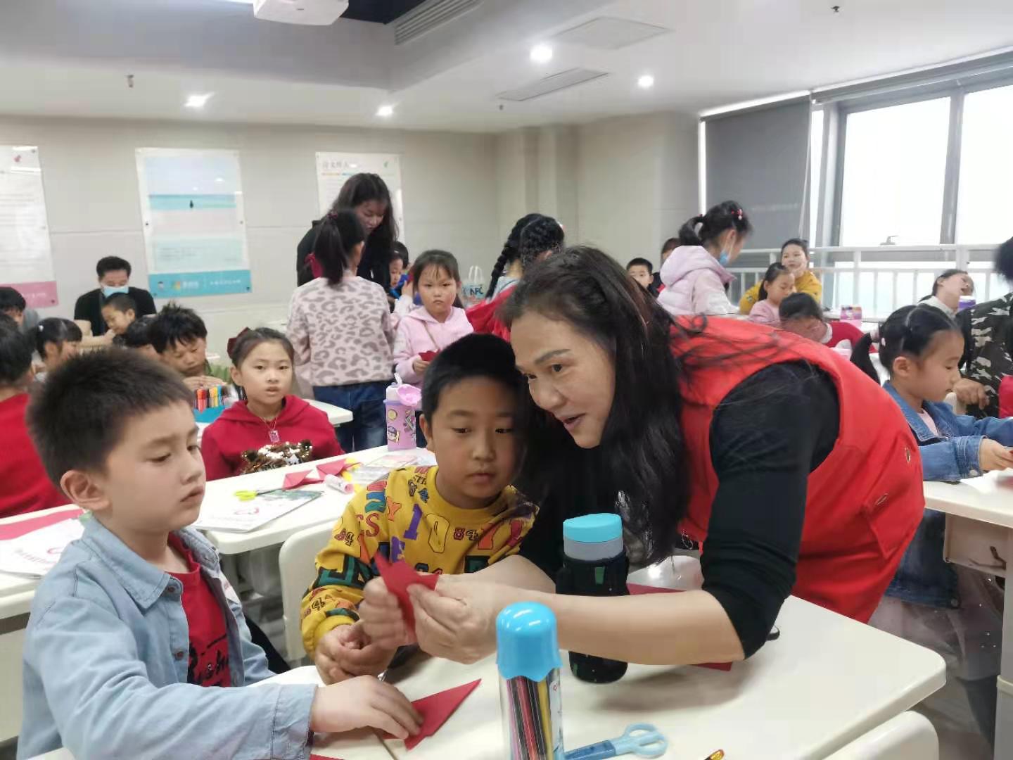 小朋友们正在学习手工制作。长沙晚报全媒体记者 王斌 摄