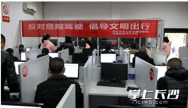 驾驶员们进行交通安全知识测试。