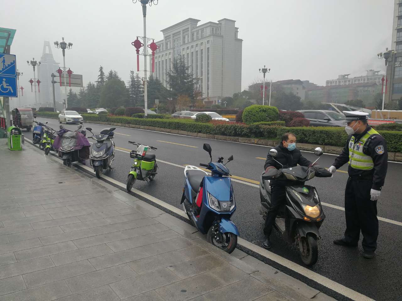 岳麓交警在教育处罚违法人员。 均为长沙晚报通讯员 胡谦 供图