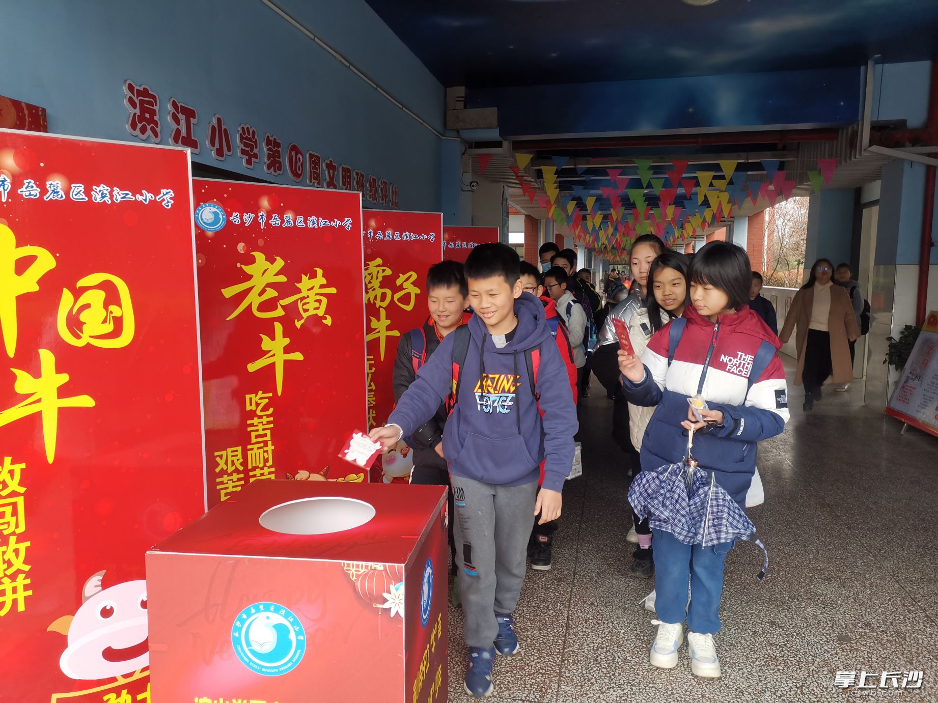 开学第一天，滨江小学学子纷纷写下新学期目标心愿。长沙晚报通讯员 李双 摄