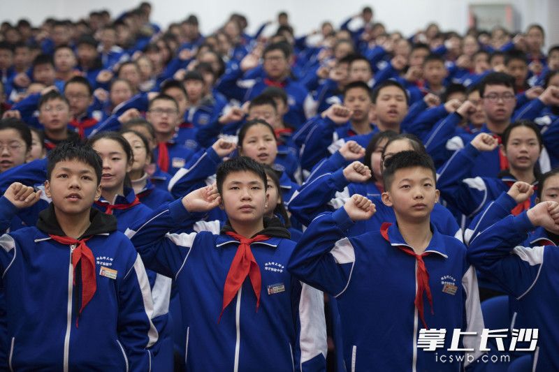 开学典礼上，同学们进行扬帆筑梦宣誓。