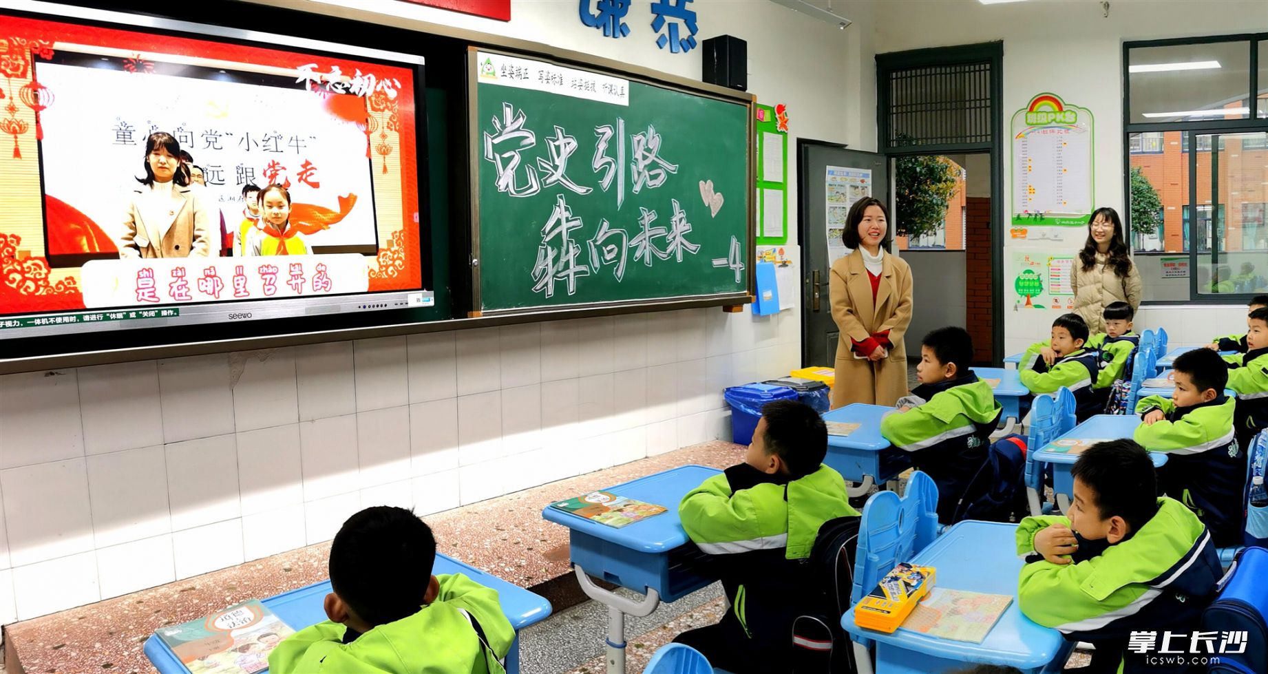 同学们在各自教室收看开学典礼。