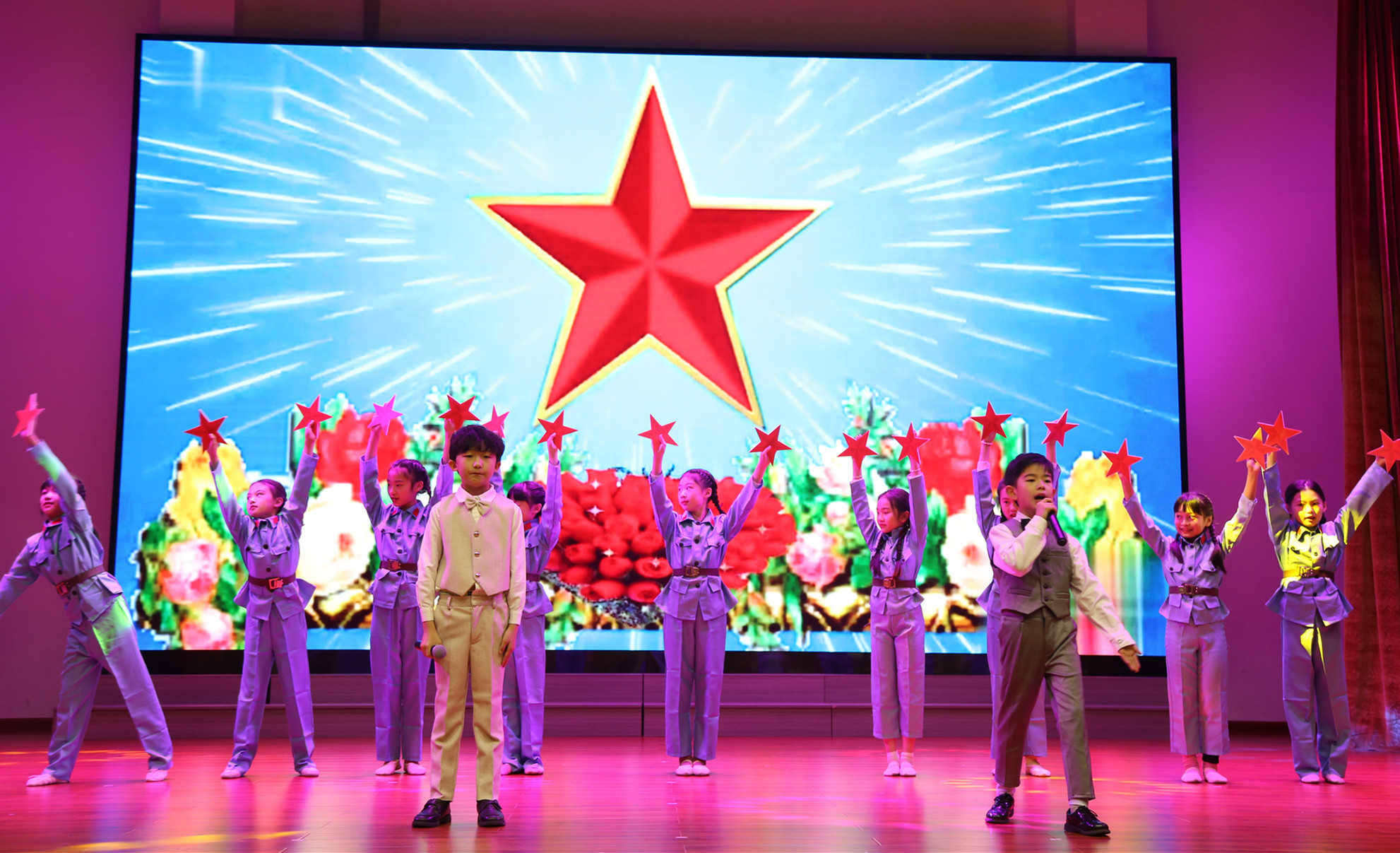 开学典礼上，天心区实验小学的同学们表演了精彩的节目。
