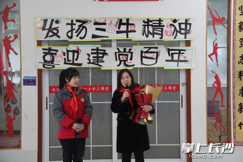 游端霞为学生们讲平凡人的不平凡故事。 均为长沙晚报通讯员 武嘉懿 摄