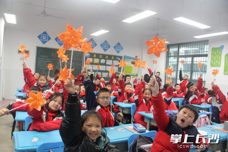 今日，开福区四方坪小学1900余名孩子收到了学校给每个孩子准备的开学大礼包。均为学校供图