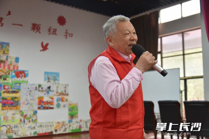 除了发放开学大礼包，学校还邀请了中国好人邓学东进课堂，通过直播的形式，为全校孩子上开学第一课。