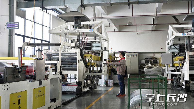 爱达环保科技有限公司正在满负荷生产赶订单，今年头两个月产品销售已超9000万元。长沙晚报通讯员 邓霞林 摄