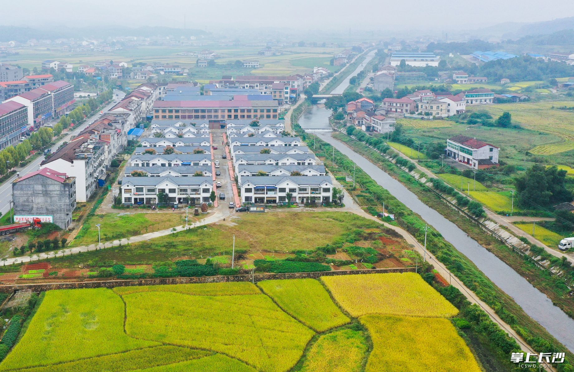 在宁乡市横市镇，白墙灰瓦的千手爱心大屋整齐排列，成为这个山区集镇的一道靓丽风景。资料照片