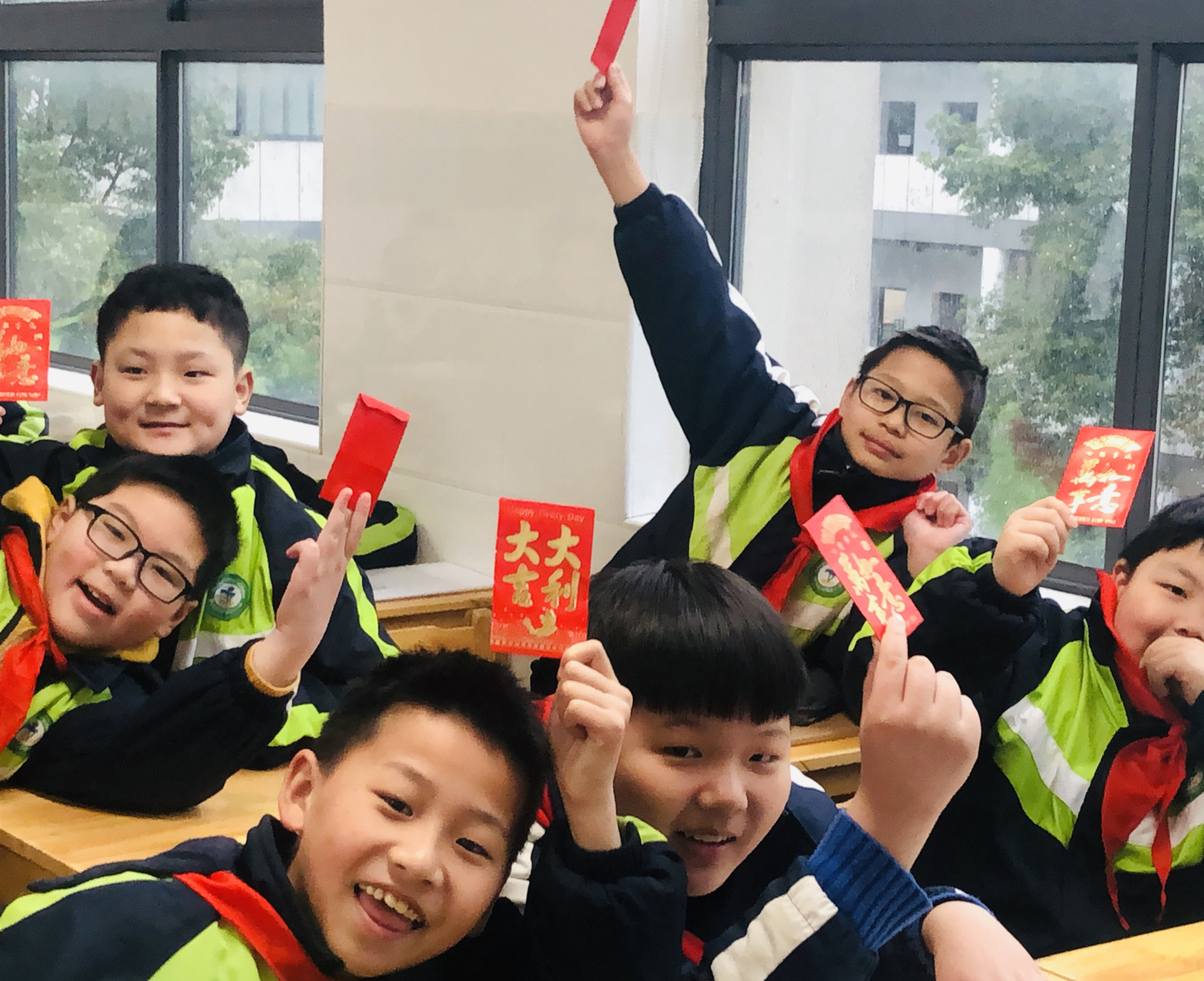 收到校长妈妈的“红包”，同学们好开心。 均为长沙晚报通讯员 罗湘宁 摄