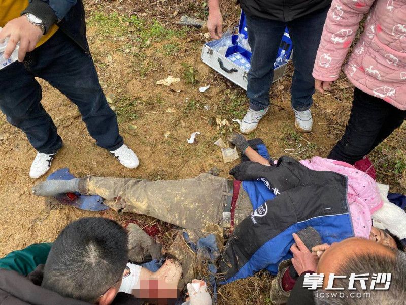 伤者被消防员成功救出，接受医治。长沙消防供图