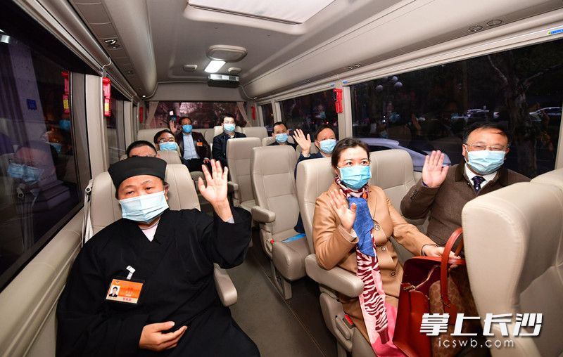 今日上午，部分住湘全国政协委员从长沙启程前往北京，参加全国两会。长沙晚报全媒体记者 王志伟  摄