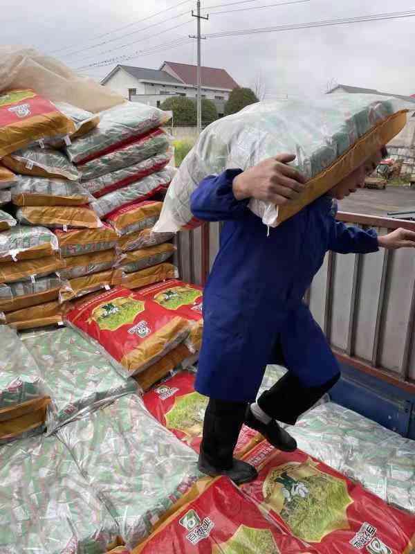 长沙县集中采购早稻种子免费发放给农户。 长沙县集中采购早稻种子免费发放给农户。