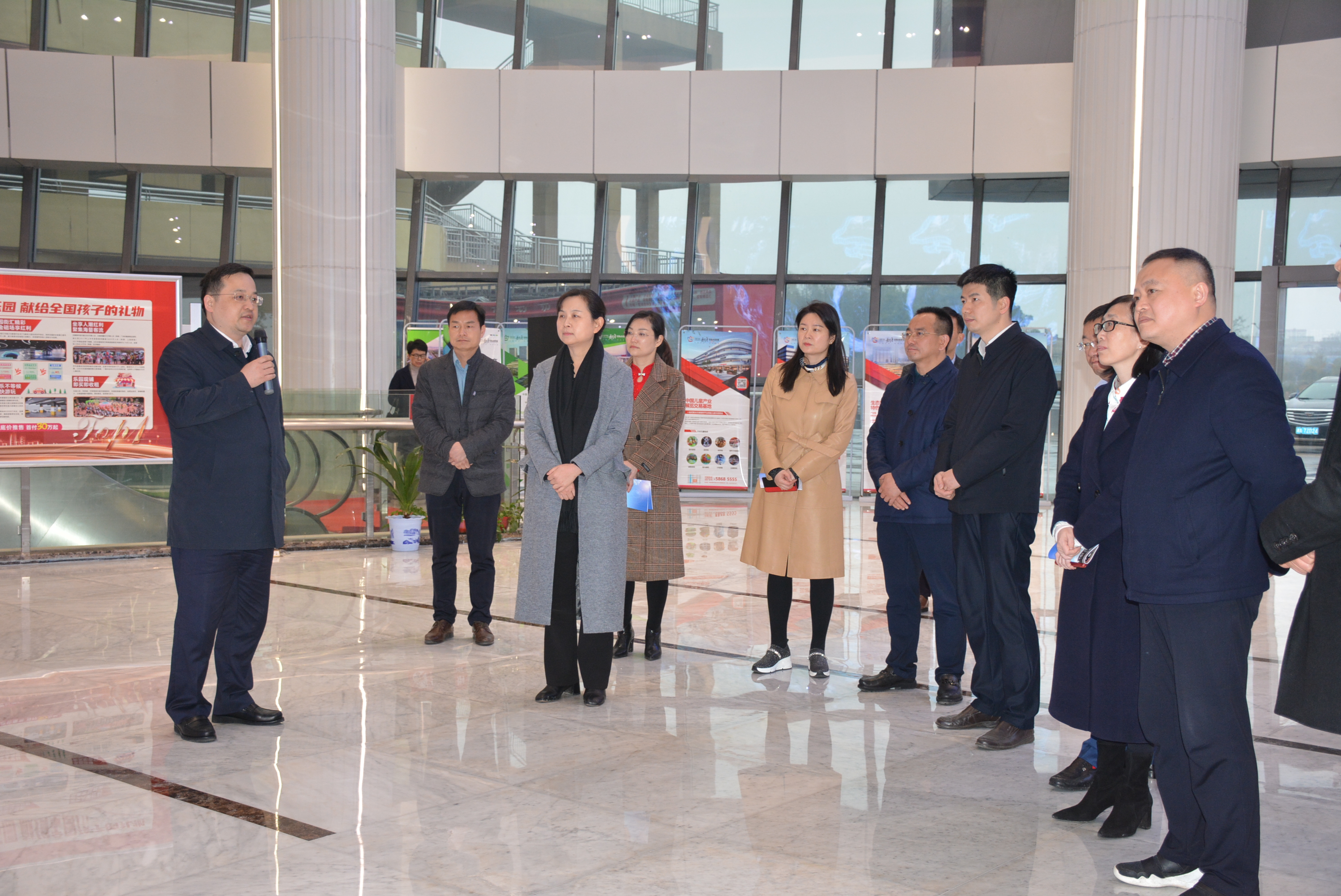雨花区委区政府组团来到湘潭市岳塘区，共谋产业发展。  长沙晚报通讯员 高兴 摄