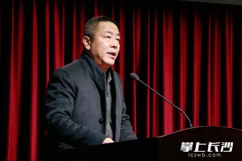 校长肖建军作新学期致辞，他号召全校师生迎难而上，向着人民满意的省内一流高水平研究型学校不断前行。