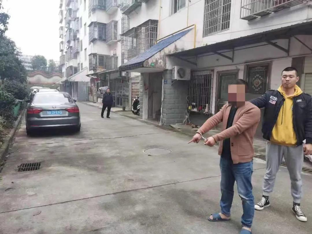 嫌疑人指认作案现场。通讯员 供图