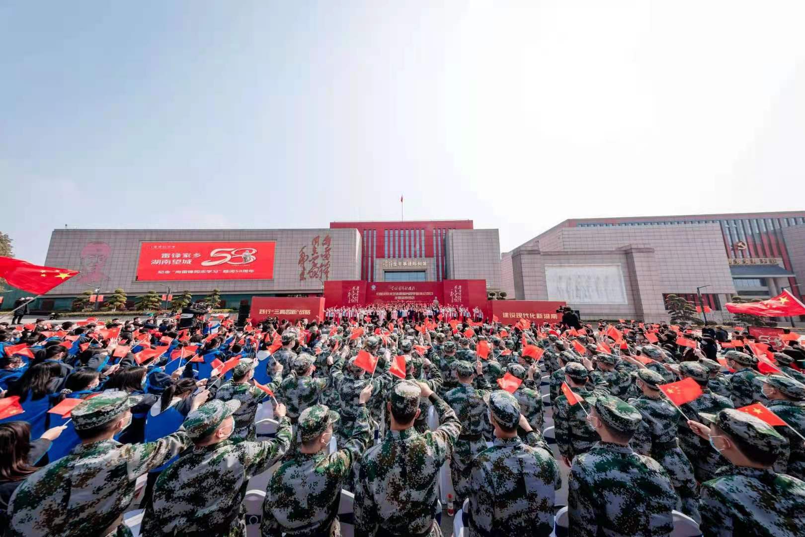 “学习雷锋好榜样”中国文联文艺志愿服务团学雷锋纪念日主题宣传活动走进长沙。  均为长沙晚报通讯员 刘卓 摄