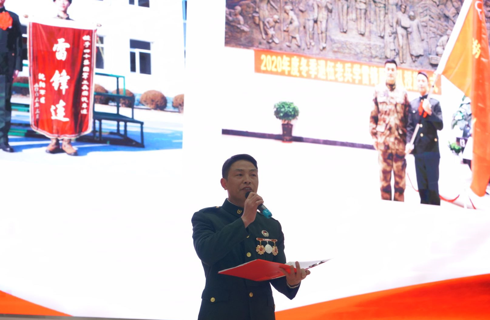 王忠华给同学们讲述雷锋的故事。