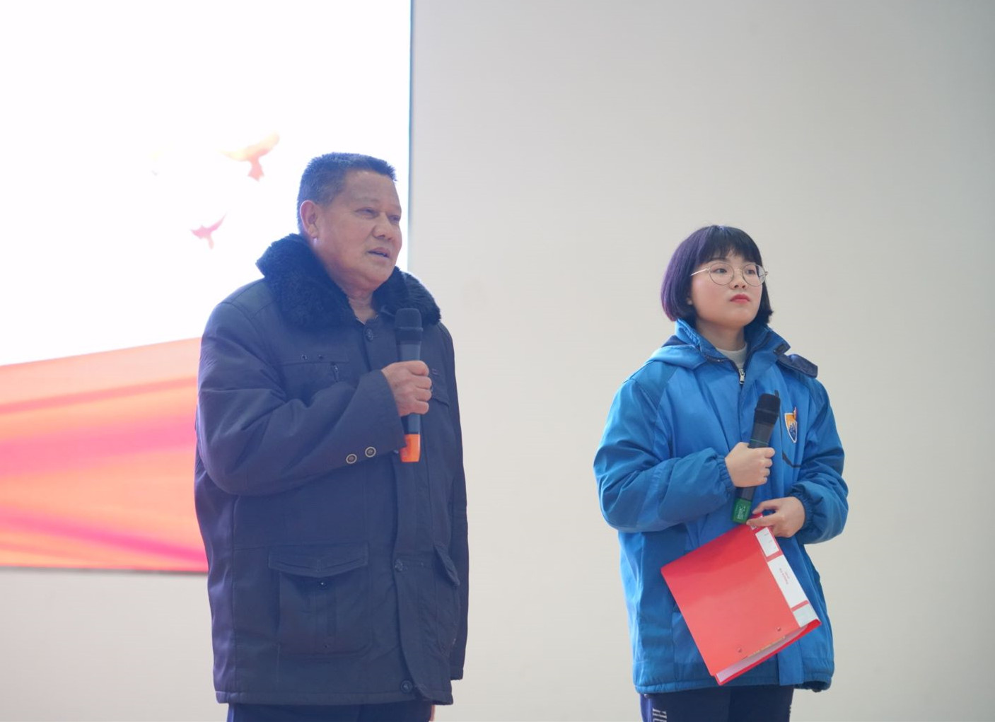 肖雅轩的爷爷也来到现场，希望同学们争做雷锋精神传人。