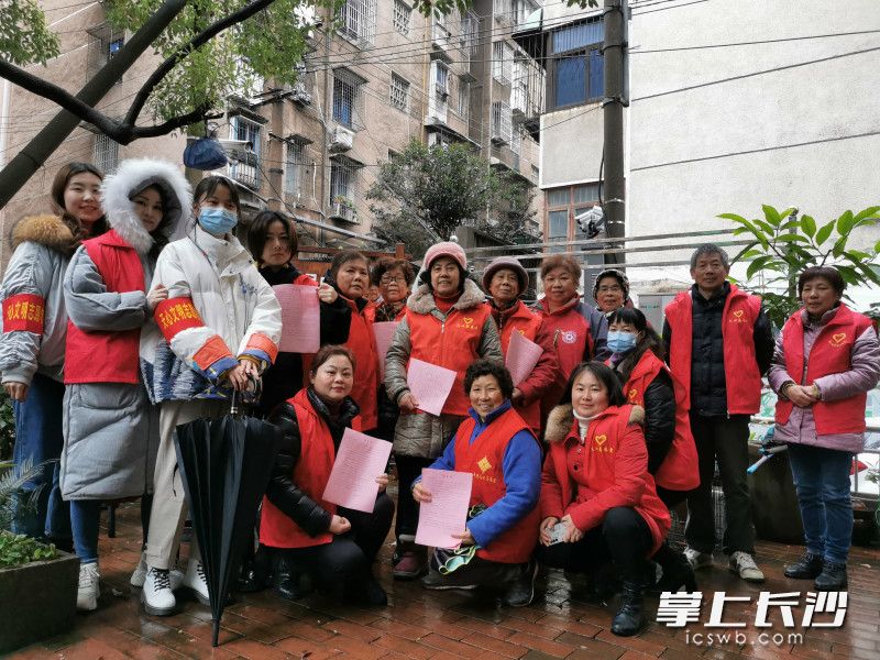 燕子岭社区志愿者集合起来准备开展工作。