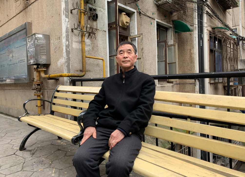 73岁老党员廖永展每年都会对小区内的休闲椅进行义务维护。长沙晚报全媒体记者 邓艳红 摄