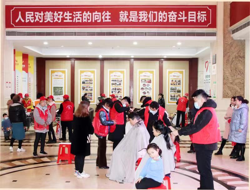 志愿者义务理发。