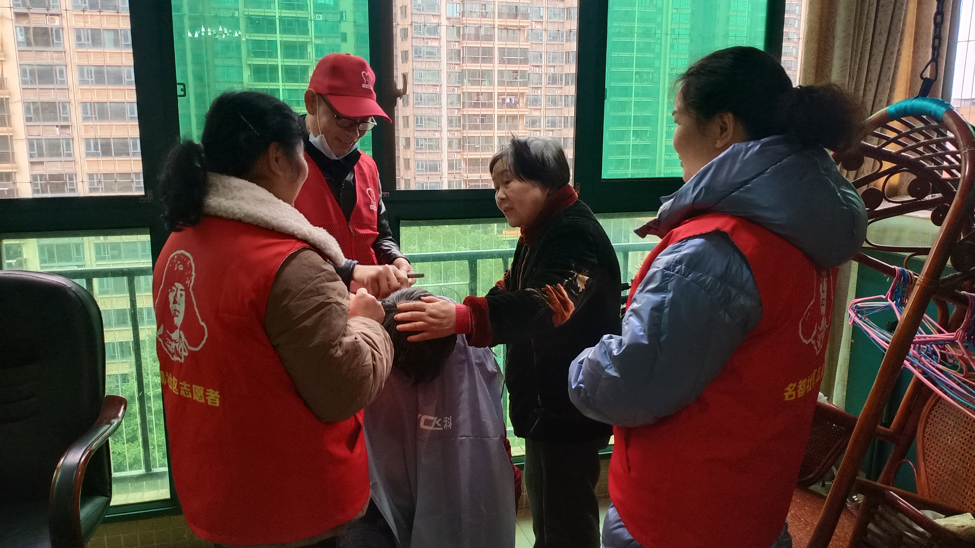 志愿者为出门不便的群众送服务上门。