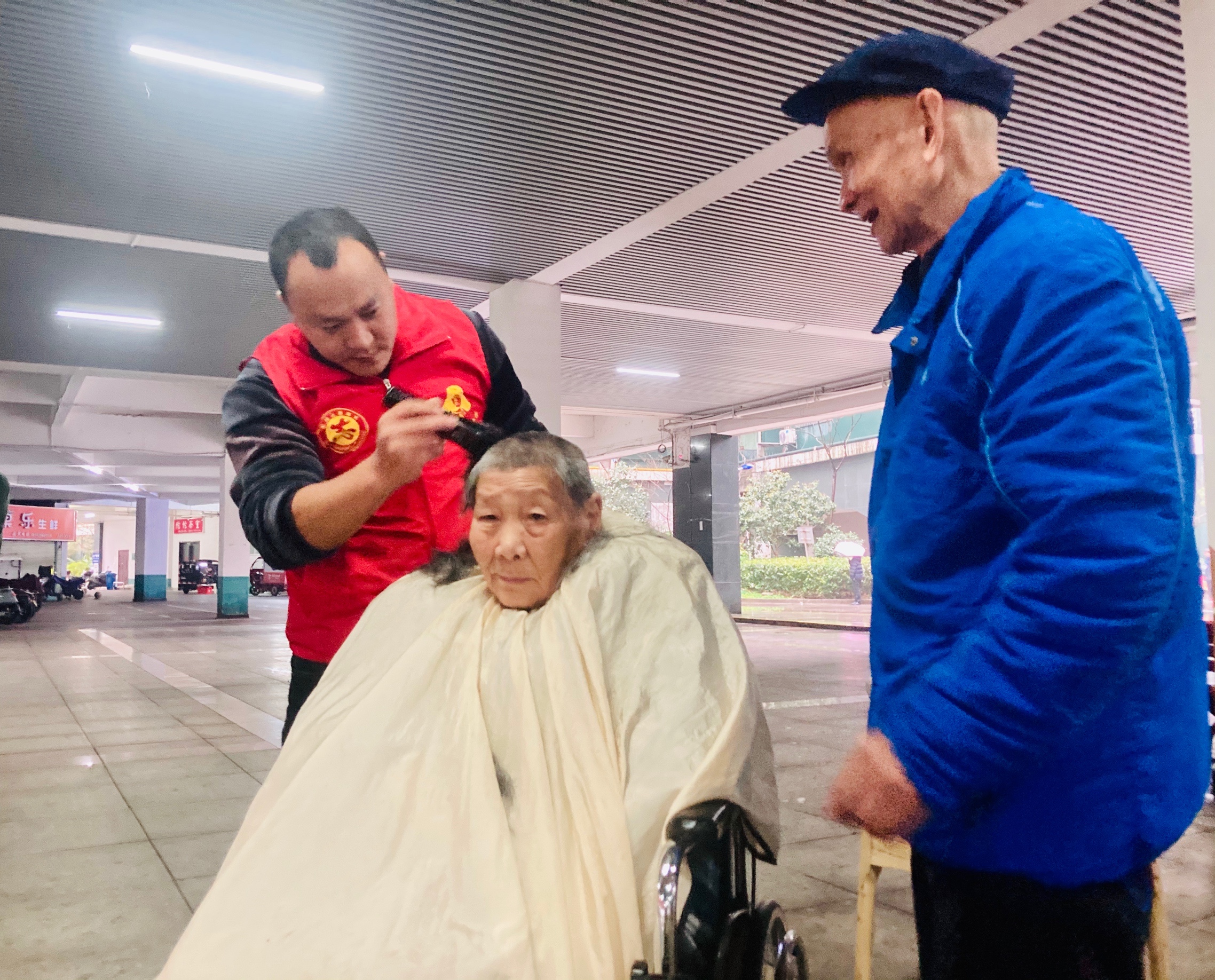 “Tony老师”平时理发49元起步，今天一上午免费服务十几人，依然干劲十足。   长沙晚报全媒体记者 李卓 摄