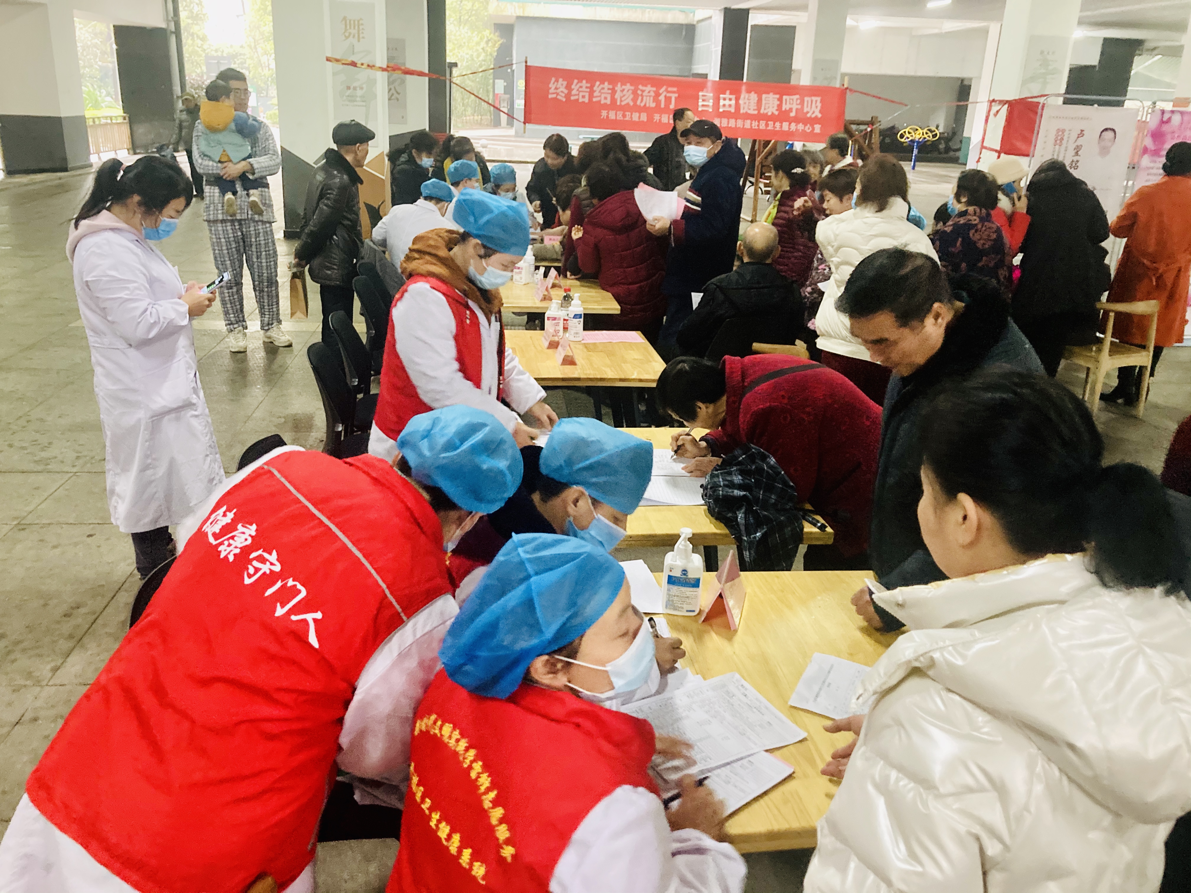 全科医生团队和老中医联手进公益市集，为居民服务。   长沙晚报全媒体记者 李卓 摄