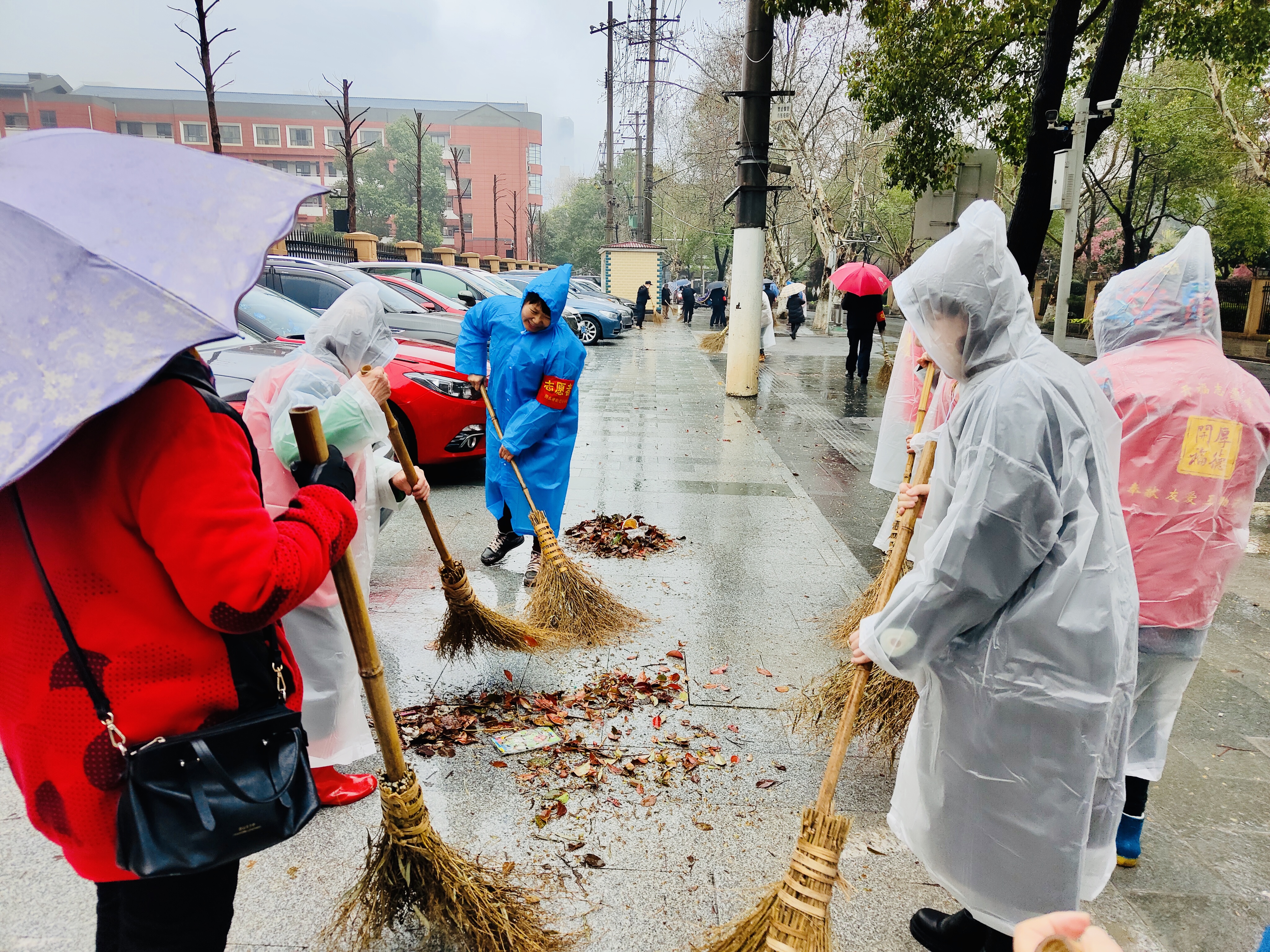 长沙党史馆周边道路街巷被志愿者们冒雨清扫得干干净净。   长沙晚报全媒体记者 李卓 摄