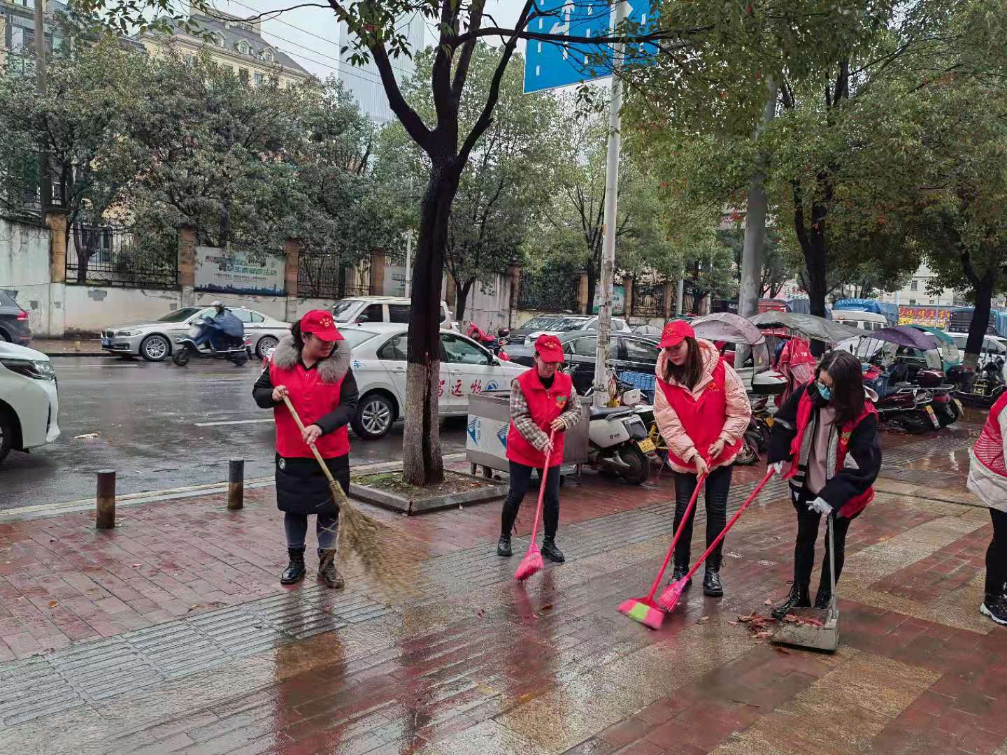 黎托街道广益社区禧都会农贸市场外，志愿服务队积极展开清洁行动。 长沙晚报全媒体记者  胡媛媛  摄