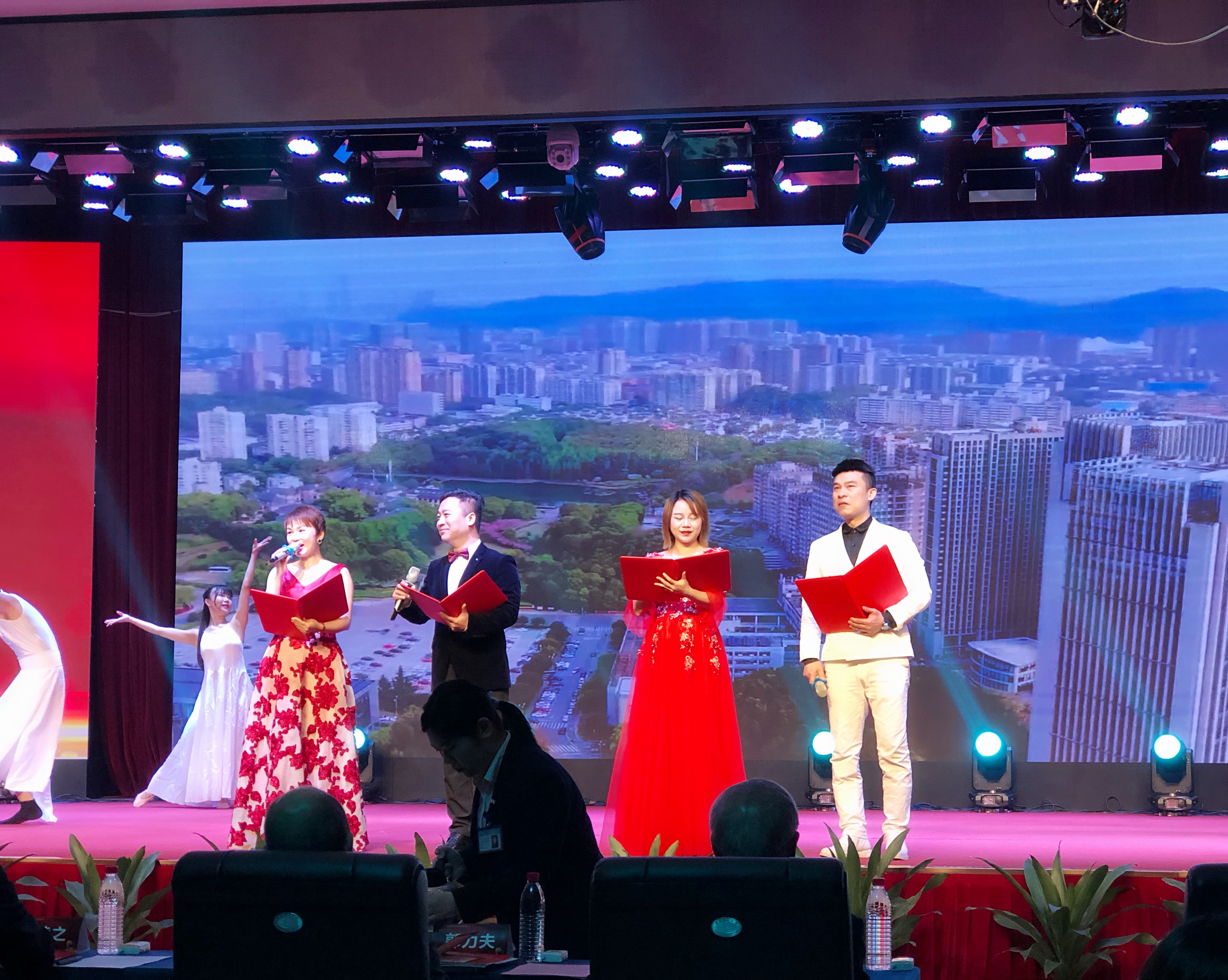 《雷锋和我们同行》情景诗朗诵。