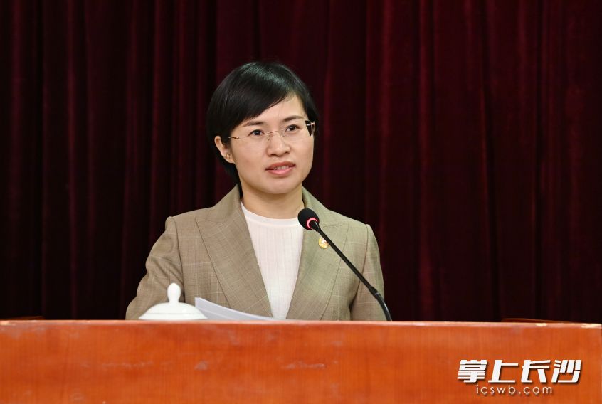 团市委书记叶妙作团市委常委会工作报告。