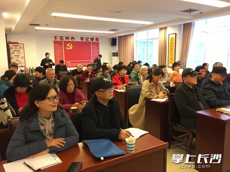 “提高健康素养学习班”首期学员在认真听医学专家授课。