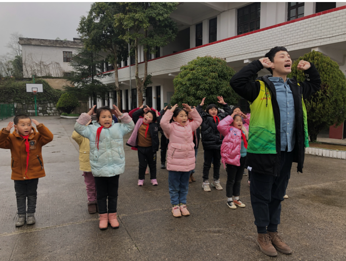 文艺专干与小朋友亲切互动。  均为长沙晚报通讯员 张宝玲 万晓倩 摄