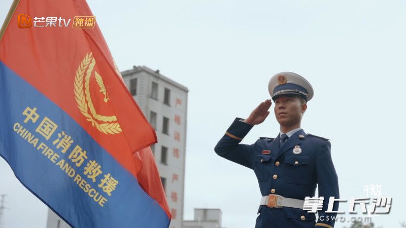 《微光者》主人公、湖南省消防救援总队航空救援大队分队长李金弟。均为芒果TV供图